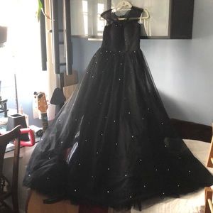 Gorgeous black sequined formal never worn size 8!